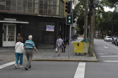 Sinaleira com contagem regressiva para pedestres em Caxias do Sul.