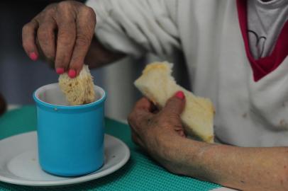  CAXIAS DO SUL, RS, BRASIL, 16/11/2017. Entidades que recebem mantimentos do banco de alimentos precisam de doações. Na foto, idosos do Lar da Velhice São Francisco de Assis. (Porthus Junior/Agência RBS)