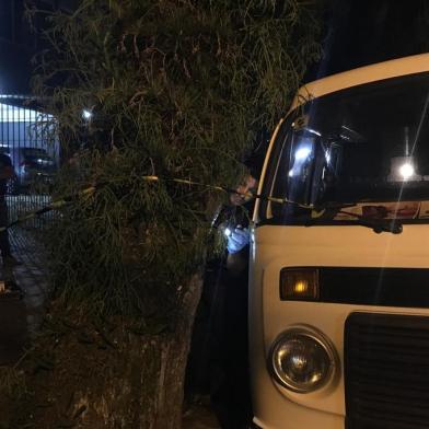  PORTO ALEGRE, RS, BRASIL, 13/04/2019. Um homem morreu após ser atropelado pelo próprio veículo no bairro Petrópolis, em Porto Alegre, na tarde deste sábado (13). O acidente ocorreu por volta das 17h30min, na Rua Barão do Amazonas, próximo do cruzamento com a Avenida Protásio Alves. Anderson Aires/Agência RBS. 