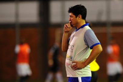 BENTO GONÇALVES, RS, BRASIL, 03/04/2019. Esportivo x Glória, jogo válido pela fase classificatória da Divisão de Acesso do Campeonato Gaúcho e realizado no estádio Montanha dos Vinhedos. Na foto, técnico Carlos Moraes. (Porthus Junior/Agência RBS)