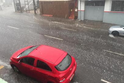 CAXIAS DO SUL, RS, BRASIL, 13/04/2019. Chuva e granizo causam danos em vários pontos de Caxias. Vento e granizo foram registrados também em outras cidades da região.  Na foto, rua Tronca entre a Marechal Floriano e a Garibaldi. (André Tajes/Agência RBS)