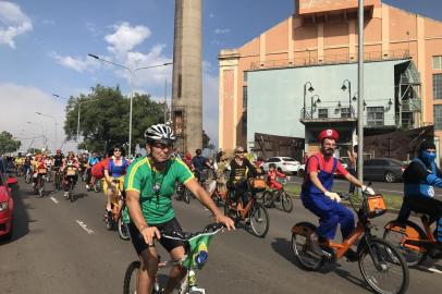 Fotos do Pedal da Paz promovido pela EPTC para lembrar o Dia Mundial do Ciclista, comemorado em 15 de abril.