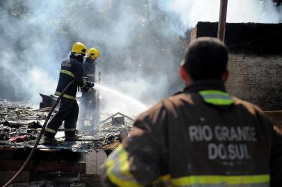 CAXIAS DO SUL, RS, BRASIL 14/04/2019casa com mais de 90 cachorros pega fogo no Altos do Galópolis. Alguns animais morreram e outros, que ficaram feridos, fugiram para o mato. (FELIPE NYLAND/AGÊNCIA RBS)