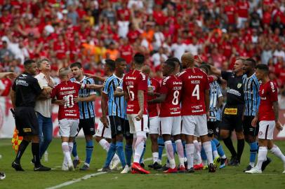  PORTO ALEGRE, RS, BRASIL, 14.04.2019. Inter e Grêmio se enfrentam no Beira-Rio em primeira partida pela final do Campeonato Gaúcho 2019. Clássico é o Gre-Nal de número 419.(FOTOGRAFO: ANDRÉ ÁVILA / AGENCIA RBS)Indexador: Andre Avila