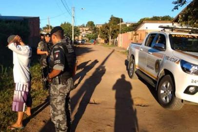 Brigada Militar faz patrulhamento em ruas do bairro Formoza, em Alvorada, após morte de sete pessoas. 