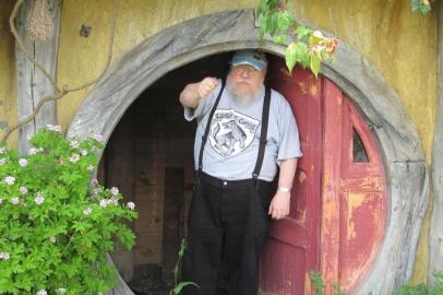 George R.R. Martin, autor de Game of Thrones, em Hobbiton/2013 