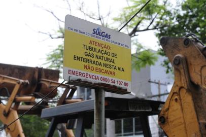  PORTO ALEGRE, RS, BRASIL, 25-10-2017. Tubulação de gás rompe durante obra na Avenida Nilo Peçanha. Vazamento foi provocado por obra na região. Técnicos da Sulgás foram até o local e consertam tubulação. (RONALDO BERNARDI/AGÊNCIA RBS)