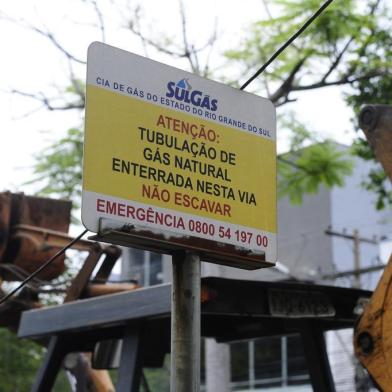  PORTO ALEGRE, RS, BRASIL, 25-10-2017. Tubulação de gás rompe durante obra na Avenida Nilo Peçanha. Vazamento foi provocado por obra na região. Técnicos da Sulgás foram até o local e consertam tubulação. (RONALDO BERNARDI/AGÊNCIA RBS)