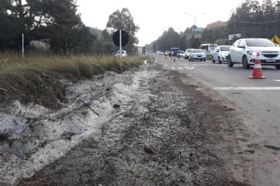 O forte temporal com granizo que atingiu a cidades da Serra na tarde de sábado (13) e danificou centena de casas ainda provoca cenas incomuns na manhã desta segunda-feira (15). Motoristas que trafegam pela RSC-453, próximo ao Viaduto Torto, em Caxias do Sul, se deparam com gelo acumulado na pista, quase 40 horas depois da chuvarada. 