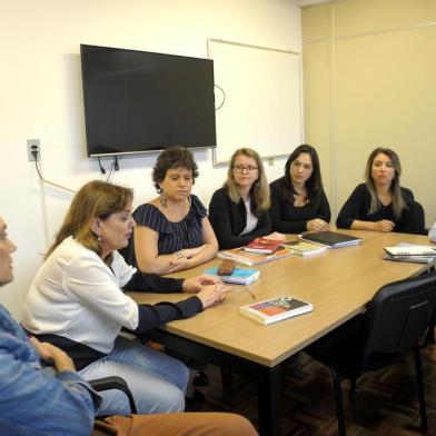  CAXIAS DO SUL, RS, BRASIL, 05/04/2019Integrantes da Escola de Estudos Psicanalíticos de Caxias Do Sul que desenvolvem projeto inédito na rede pública de educação. Da direita para a esquerda: Macuri Peteffi, Giselle Dalsochio Montemezzo, Ariela Siqueira Dal Piaz, Elenice Lazarotto, Ana Bonone, Margareth Kuhn Martta, Sandra Helena Mazzochi e Maria do Carmos Mattana. (Lucas Amorelli/Agência RBS)