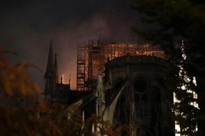  Flames billow from the roof at Notre-Dame Cathedral in Paris on April 15, 2019. - A fire broke out at the landmark Notre-Dame Cathedral in central Paris, potentially involving renovation works being carried out at the site, the fire service said. (Photo by Geoffroy VAN DER HASSELT / AFP)Editoria: DISLocal: ParisIndexador: GEOFFROY VAN DER HASSELTSecao: fireFonte: AFPFotógrafo: STR