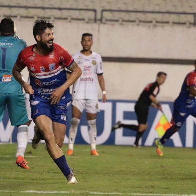 O jogador Marcos Vinícius do Bragantino comemora gol durante a partida entre Bragantino PA e Aparecidense GO, válida pela Copa do Brasil 2019 no Estádio Mangueirão em Belém (PA), nesta quarta-feira (10). Fernando Torres/Futura Press