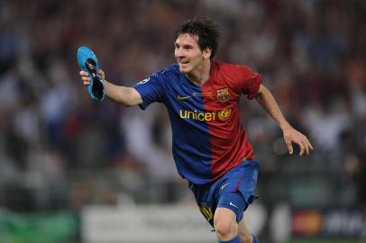 86152763Barcelona´s Argentinian forward Lionel Messi celebrates after scoring against Manchester United during the final of the UEFA football Champions League on May 27, 2009 at the Olympic Stadium in Rome.        AFP PHOTO / CHRISTOPHE SIMON (Photo by CHRISTOPHE SIMON / AFP)Editoria: SPOLocal: RomeIndexador: CHRISTOPHE SIMONSecao: soccerFonte: AFP