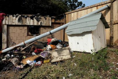  CAXIAS DO SUL, RS, BRASIL, 15/04/2019Casa com mais de 90 cachorros pega fogo no Altos do Galópolis. Alguns animais morreram e outros, que ficaram feridos, fugiram para o mato. (LUCAS AMORELLI/AGÊNCIA RBS)