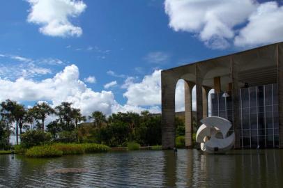  Palácio Itamaraty - Fachada e meteoroLocal: BrasÃ­liaIndexador: Themis SalemFotógrafo: Fotos - Livreto para Turistas - 