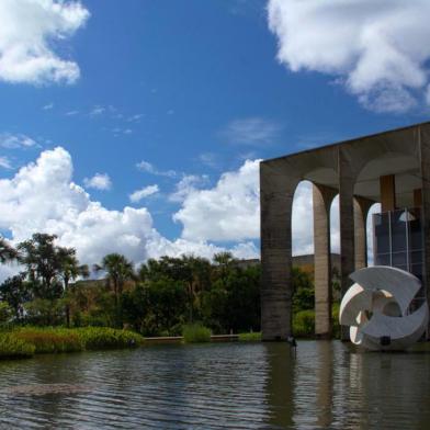  Palácio Itamaraty - Fachada e meteoroLocal: BrasÃ­liaIndexador: Themis SalemFotógrafo: Fotos - Livreto para Turistas - 