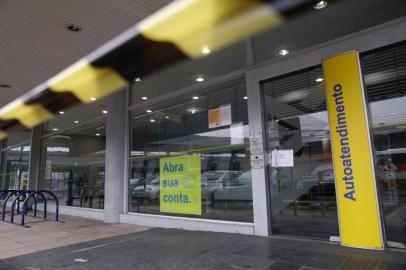  *  FOTOS EM BAIXA *PORTO ALEGRE, RS, BRASIL, 16-04-2019: Assalto em agência do Banco do Brasil no bairro Humaitá, na zona norte. (Foto: Mateus Bruxel / Agência RBS)