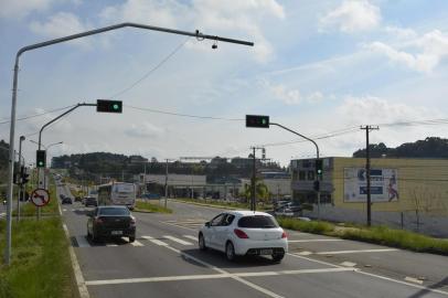 Pelo menos oito câmeras vão monitorar o trânsito para operação de semáforos inteligentes em Caxias