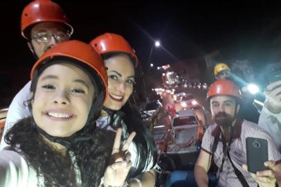 luiza barbosa, com os pais, ângela barbosa e geonei dias, durante carreata, na sua chegada em sapiranga, após ter disputado a final do the voice kids. 