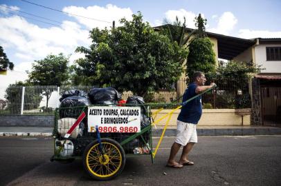  GRAVATAÍ, RS, BRASIL, 08-04-2019: Ricardo Fernandes recolhe doações com um carrinho pelas ruas de Gravataí, onde mora. Ele mantém um projeto de arrecadação e distribuição de roupas e calçados no Rio Grande do Sul. Morador de Gravataí, na Região Metropolitana de Porto Alegre, o sargento reformado da polícia militar já realizou doações em mais de 200 cidades gaúchas, catarinenses, uruguaias e argentinas. Para organizar o material arrecadado, ele conta com a ajuda da esposa, Adelaide Saldanha Ribeiro, e do sobrinho Guilherme Umpierre. (Foto: Mateus Bruxel / Agência RBS)