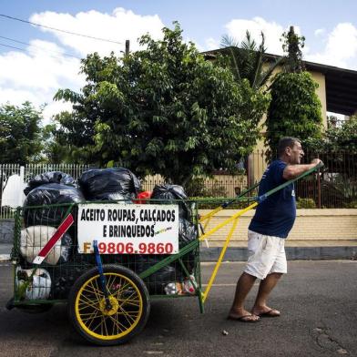  GRAVATAÍ, RS, BRASIL, 08-04-2019: Ricardo Fernandes recolhe doações com um carrinho pelas ruas de Gravataí, onde mora. Ele mantém um projeto de arrecadação e distribuição de roupas e calçados no Rio Grande do Sul. Morador de Gravataí, na Região Metropolitana de Porto Alegre, o sargento reformado da polícia militar já realizou doações em mais de 200 cidades gaúchas, catarinenses, uruguaias e argentinas. Para organizar o material arrecadado, ele conta com a ajuda da esposa, Adelaide Saldanha Ribeiro, e do sobrinho Guilherme Umpierre. (Foto: Mateus Bruxel / Agência RBS)