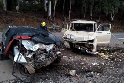 A Polícia Rodoviária Estadual (PRE) de Farroupilha confirmou a morte de uma pessoa na colisão envolvendo um Palio e uma caminhonete GM/C10 na RSC-453, Rota do Sol, no distrito de Vila Seca, em Caxias do Sul. Uma segunda pessoa ficou ferida.