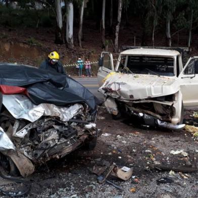 A Polícia Rodoviária Estadual (PRE) de Farroupilha confirmou a morte de uma pessoa na colisão envolvendo um Palio e uma caminhonete GM/C10 na RSC-453, Rota do Sol, no distrito de Vila Seca, em Caxias do Sul. Uma segunda pessoa ficou ferida.