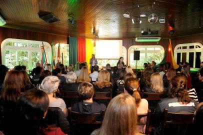  CAXIAS DO SUL, RS, BRASIL, 16/04/2019Evento sobre a violência doméstica em Farroupilha com Delegada Nadine é a primeira mulher a ocupar o cargo de Chefe de Polícia no Estado do Rio Grande do Sul. (LUCAS AMORELLI/AGÊNCIA RBS