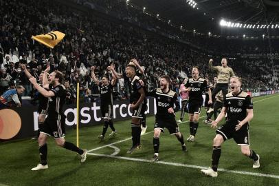  (From L) Ajaxs Dutch defender Daley Blind, Ajaxs Brazilian forward David Neres, Ajaxs Danish midfielder Lasse Schone, Ajaxs Dutch defender Matthijs de Ligt (Rear), Ajaxs Dutch defender Joel Veltman and Ajaxs Dutch midfielder Donny van de Beek celebrate with fans defeating Juventus in the UEFA Champions League quarter-final second leg football match Juventus vs Ajax Amsterdam on April 16, 2019 at the Juventus stadium in Turin. (Photo by Marco BERTORELLO / AFP)Editoria: SPOLocal: TurinIndexador: MARCO BERTORELLOSecao: soccerFonte: AFPFotógrafo: STF