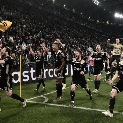  (From L) Ajaxs Dutch defender Daley Blind, Ajaxs Brazilian forward David Neres, Ajaxs Danish midfielder Lasse Schone, Ajaxs Dutch defender Matthijs de Ligt (Rear), Ajaxs Dutch defender Joel Veltman and Ajaxs Dutch midfielder Donny van de Beek celebrate with fans defeating Juventus in the UEFA Champions League quarter-final second leg football match Juventus vs Ajax Amsterdam on April 16, 2019 at the Juventus stadium in Turin. (Photo by Marco BERTORELLO / AFP)Editoria: SPOLocal: TurinIndexador: MARCO BERTORELLOSecao: soccerFonte: AFPFotógrafo: STF