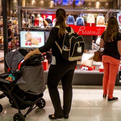  PORTO ALEGRE, RS, BRASIL, 20/12/2018 : Movimentação é intensa nos shoppings para compras de Natal (Omar Freitas/Agência RBS)