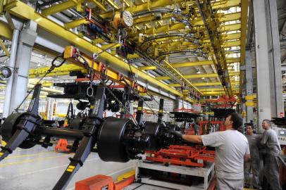  Imprensa Visita Empresas Randon. Jornalistas visitam produção de carretas da Randon.