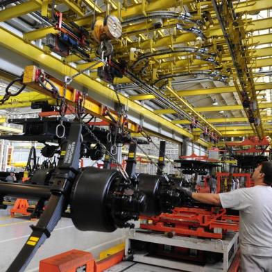  Imprensa Visita Empresas Randon. Jornalistas visitam produção de carretas da Randon.