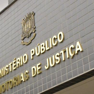 *** Ministério Público-RRigon ***Ministério Público. Promotorias de Justiça de Caxias do Sul. Promotor Adrio Gelatti relata excesso de trabalho e falta de funcionários para realizar o grande volume de pedidos. Na foto, apromotora Adriana Chesani.