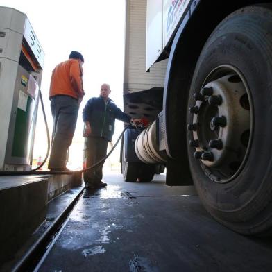  PORTO ALEGRE - BRASIL - Queda no preço do diesel depois da greve dos caminhoneiros.Posto Garoupa (FOTO: Lauro Alves)