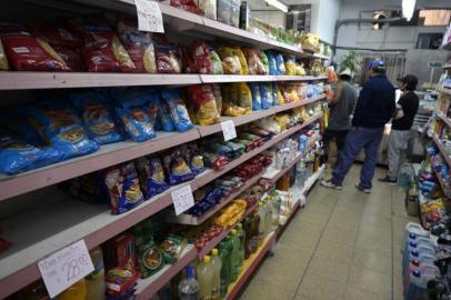 Pasta is sold in a small market in Buenos Aires on April 16, 2019, day in which the official statistics agency will announce the inflation rate of March. - President Mauricio Macri will announce on April 17 anti-inflationary measures to reactivate the economy in recession-hit Argentina. (Photo by Juan MABROMATA / AFP)