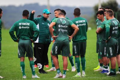  CAXIAS DO SUL, RS, BRASIL, 17/04/2019. Treino do Juventude no CT. O Ju se prepara para a próxima fase da Copa do Brasil. Na foto, técnico Marquinhos Santos. (Porthus Junior/Agência RBS)