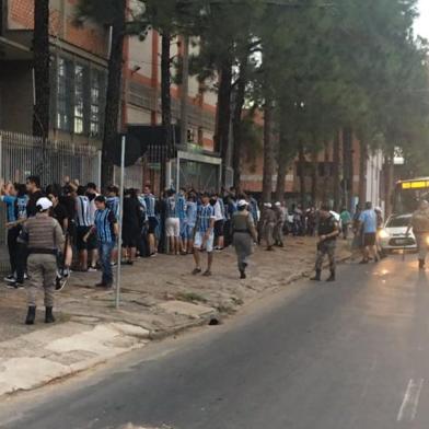 Brigada Militar faz revista neste momento a torcedores do Grêmio que estavam dentro de um ônibus. Uma bomba teria sido lançada contra torcedores com a camiseta do Inter que estavam em uma parada de ônibus na AJ Renner @GauchaZH