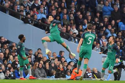  Tottenham Hotspurs South Korean striker Son Heung-Min (2L) celebrates scoring his teams first goal during the UEFA Champions League quarter final second leg football match between Manchester City and Tottenham Hotspur at the Etihad Stadium in Manchester, north west England on April 17, 2019. (Photo by Anthony Devlin / AFP)Editoria: SPOLocal: ManchesterIndexador: ANTHONY DEVLINSecao: soccerFonte: AFPFotógrafo: STR