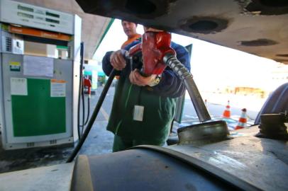  PORTO ALEGRE - BRASIL - Queda no preço do diesel depois da greve dos caminhoneiros.Posto Garoupa (FOTO: Lauro Alves)