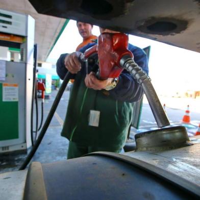  PORTO ALEGRE - BRASIL - Queda no preço do diesel depois da greve dos caminhoneiros.Posto Garoupa (FOTO: Lauro Alves)