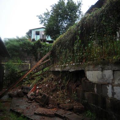  CAXIAS DO SUL, RS, BRASIL 16/04/2019Chuva derruba parte do muro da Escola Atiliano Pinguelo, no bairro Diamantino.(Felipe Nyland/Agência RBS)