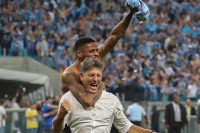  PORTO ALEGRE-RS, - 17.04.2019 - Campeonato Gaúcho 2019 - Grêmio vs Internacional - Técnico Renato Gaúcho e André do Grêmio comemoram título após partida entre Internacional e Grêmio, pela final do Campeonato Gaúcho 2019, na Arena do Grêmio, nesta quarta-feira 17. (Foto: Max Peixoto/DiaEsportivo/Folhapress) 