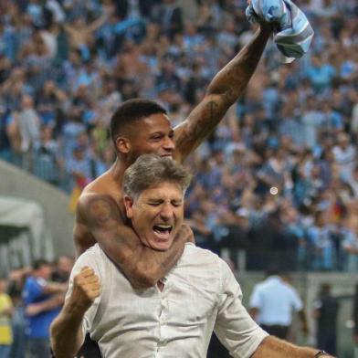  PORTO ALEGRE-RS, - 17.04.2019 - Campeonato Gaúcho 2019 - Grêmio vs Internacional - Técnico Renato Gaúcho e André do Grêmio comemoram título após partida entre Internacional e Grêmio, pela final do Campeonato Gaúcho 2019, na Arena do Grêmio, nesta quarta-feira 17. (Foto: Max Peixoto/DiaEsportivo/Folhapress) 