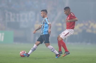 RS - FUTEBOL/CAMPEONATO GAUCHO 2019/GRENAL 420 - ESPORTES - Lance da partida entre Gremio e Internacional disputada na noite desta quarta-feira, na Arena do Gremio, valida pela final do Campeonato Gaucho 2019. FOTO: LUCAS UEBEL/GREMIO FBPA