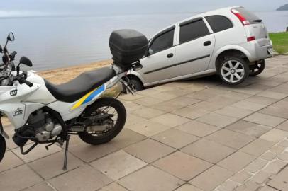 Depois de cruzar a Avenida Guaíba e atravessar o calçadão de Ipanema, na zona sul de Porto Alegre, um Meriva foi parar na areia da praia. O acidente foi na manhã desta quinta-feira (18), um dia depois de fato semelhante ocorrer a cerca de um quilômetro de distância e envolver um Mercedes-Benz.