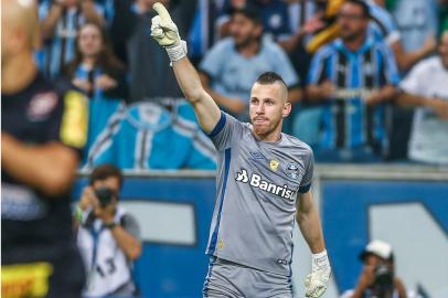 Goleiro do Grêmio, Paulo Victor comemora depois de defender três pênaltis do Inter no Gre-Nal que valeu o título do Gauchão