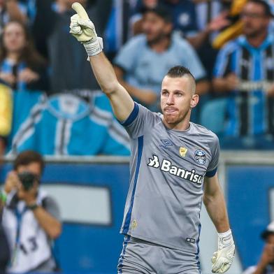 Goleiro do Grêmio, Paulo Victor comemora depois de defender três pênaltis do Inter no Gre-Nal que valeu o título do Gauchão