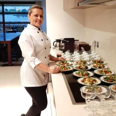 Caxiense Adriana Reis cozinhou para diplomatas que seriam recebidos na embaixada do Brasil em Abu Dhabi