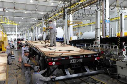  Imprensa Visita Empresas Randon. Jornalistas visitam produção de carretas da Randon.